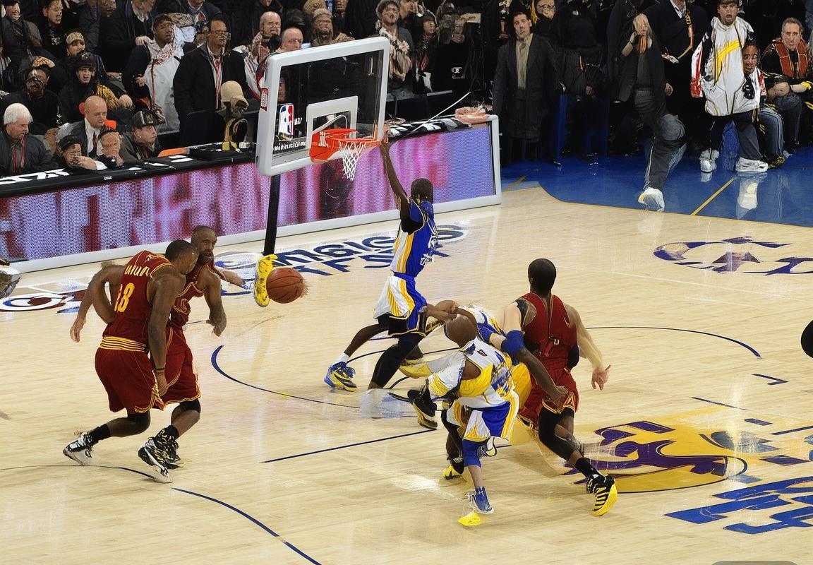 2015NBA总决赛第四场：勒布朗与库里巅峰对决精彩瞬间回顾(图1)